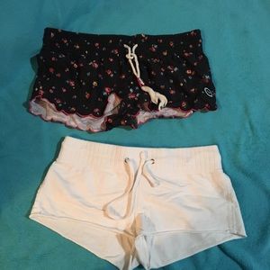 2 pairs of roxy shorts! Very cute🌸